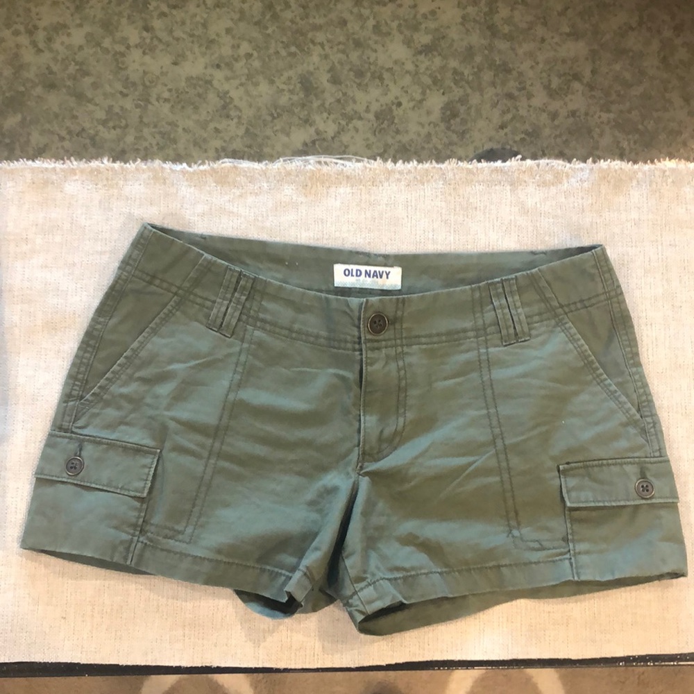 Old Navy olive green vargo shorts. Size 4